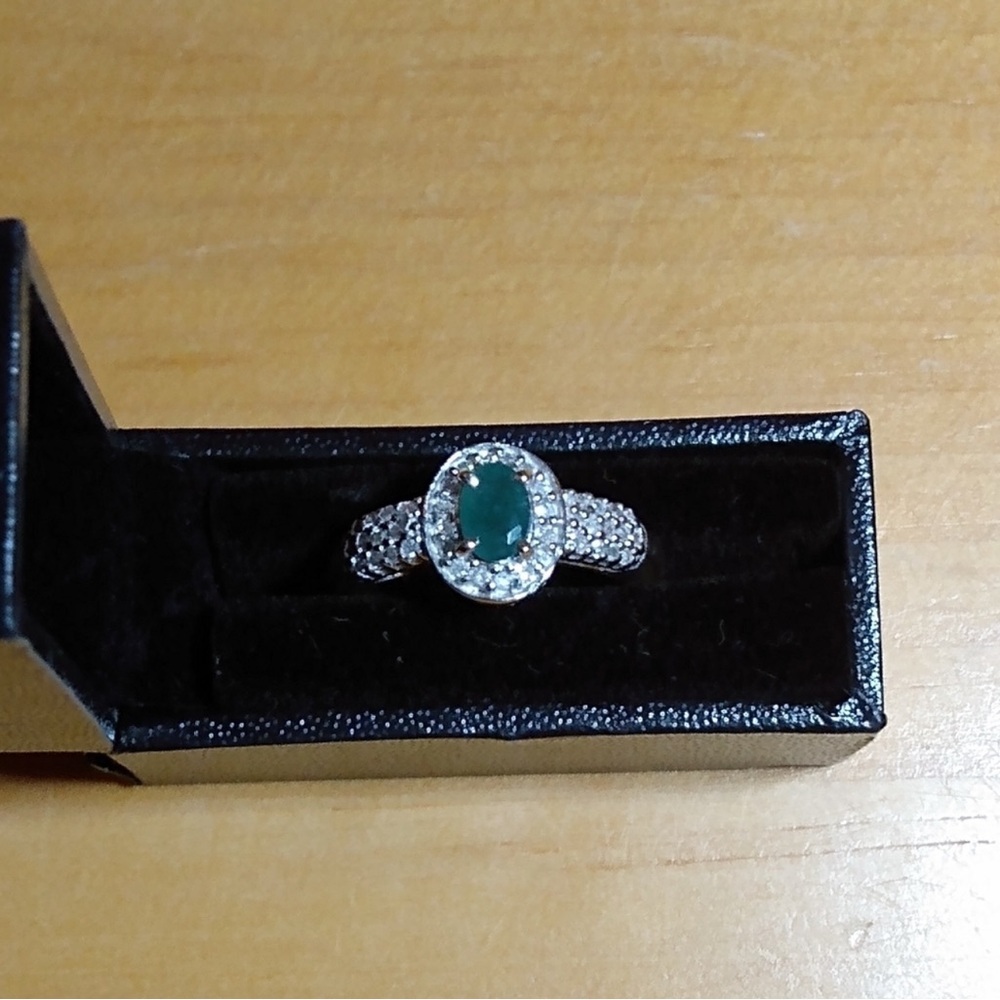 Elegant 10k gold, real diamonds and a genuine emerald Ring size 7❤️❤️